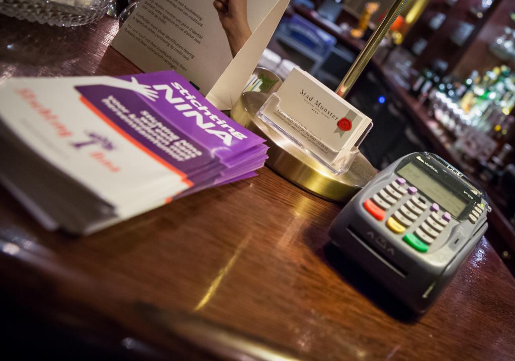 Hotel Restaurant Stad Munster ウィンタースウェイク エクステリア 写真 A credit card reader